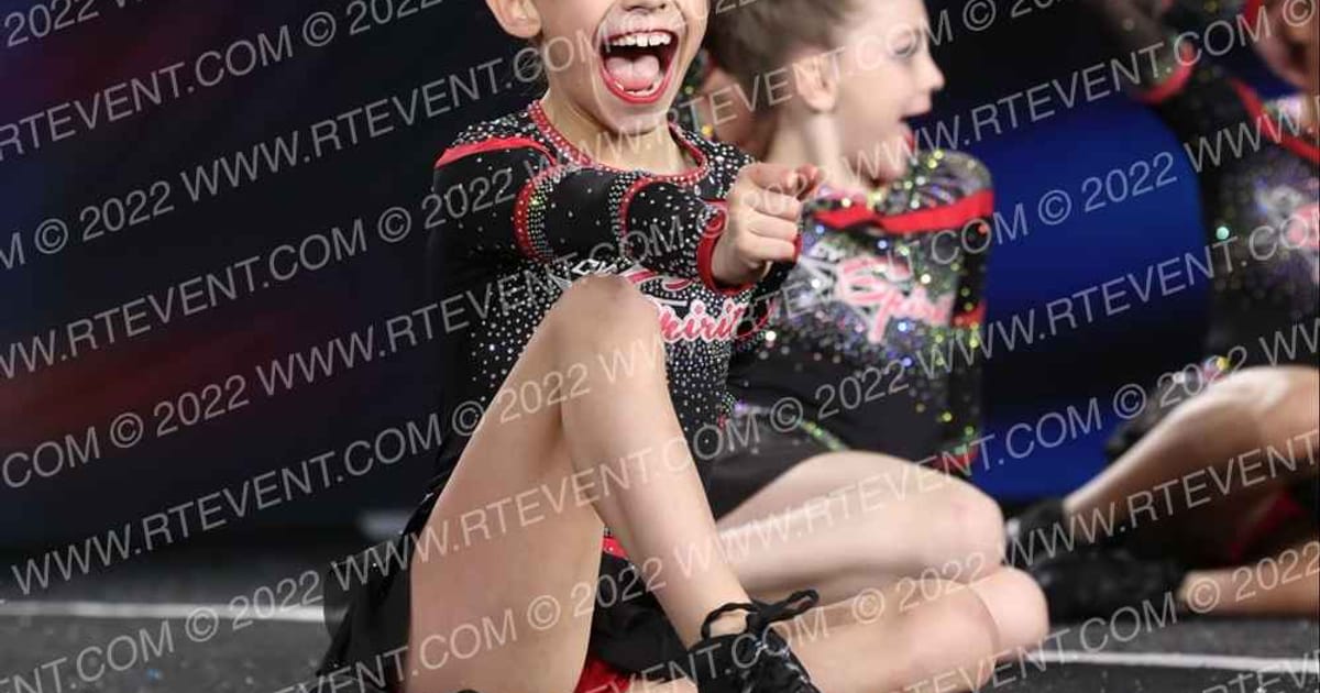 Chippewa Valley Spirit All Stars Shooting Stars · Glow Tour Chicago