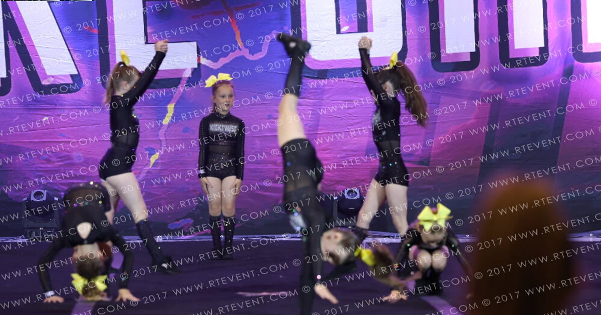 Kick Twist Cheerleading Banana · FC Essentials National