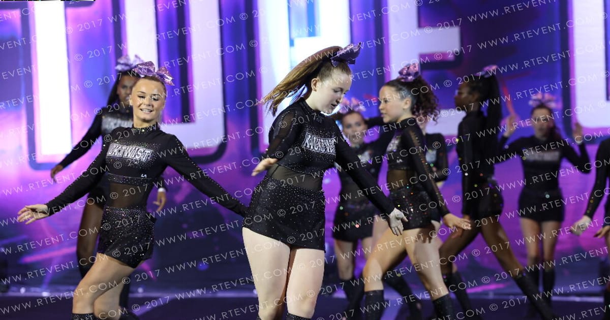 Kick Twist Cheerleading Violet · FC Essentials National