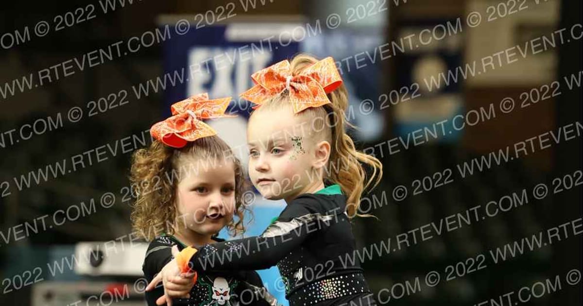 Iowa Elite Cheer - Des Moines Undertakers · The US Finals Des Moines