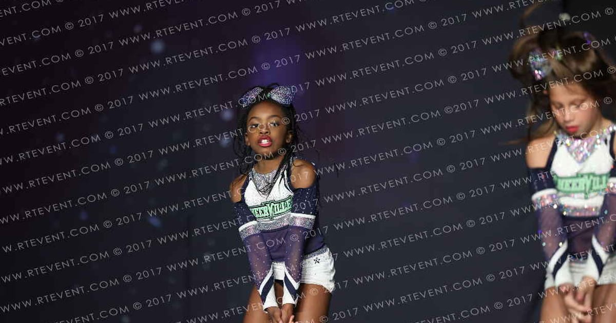 Cheerville Athletics Poison Ivy · All Star Worlds