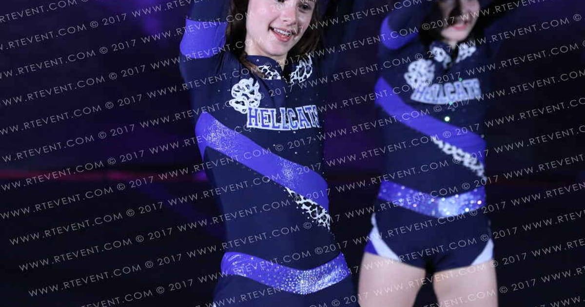 Hellcats Cheerleaders Pumas · Into the Future