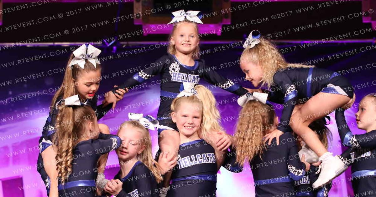 Hellcats Cheerleaders Cubs · FC Internationals