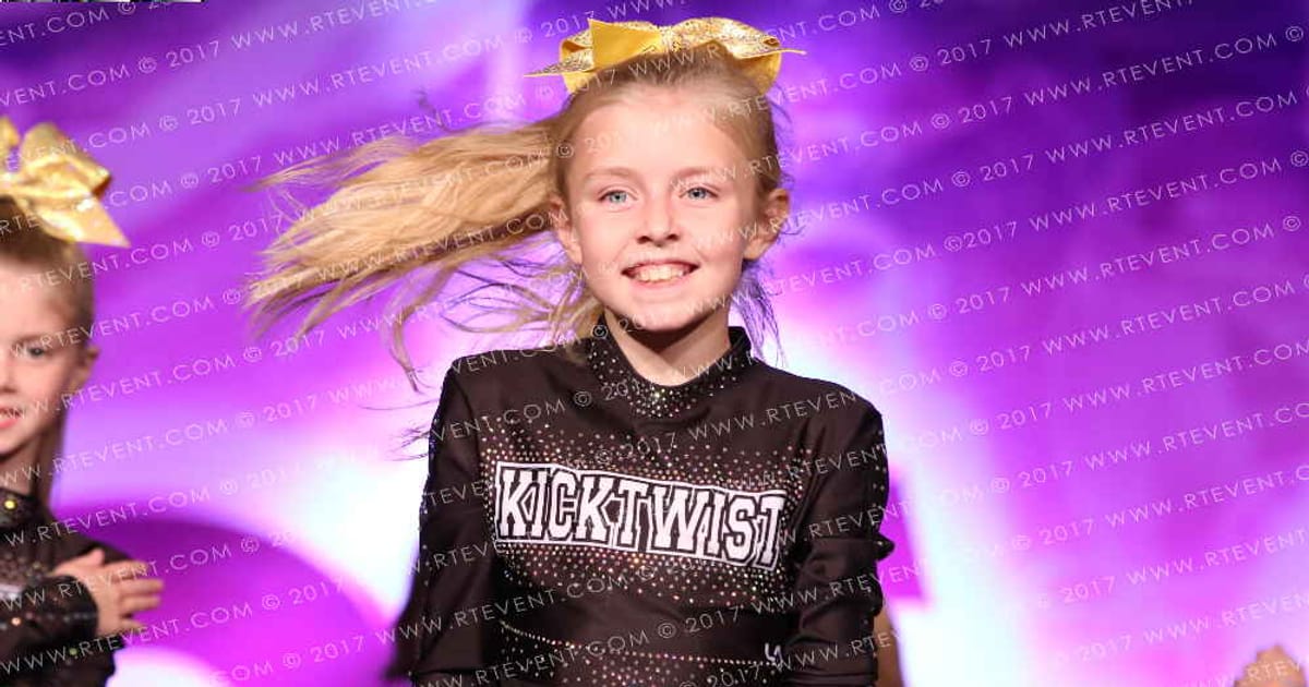 Kick Twist Cheerleading Banana · FC Internationals