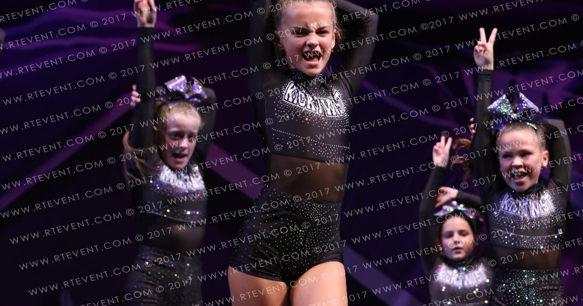 Kick Twist Cheerleading Violet · FC Internationals