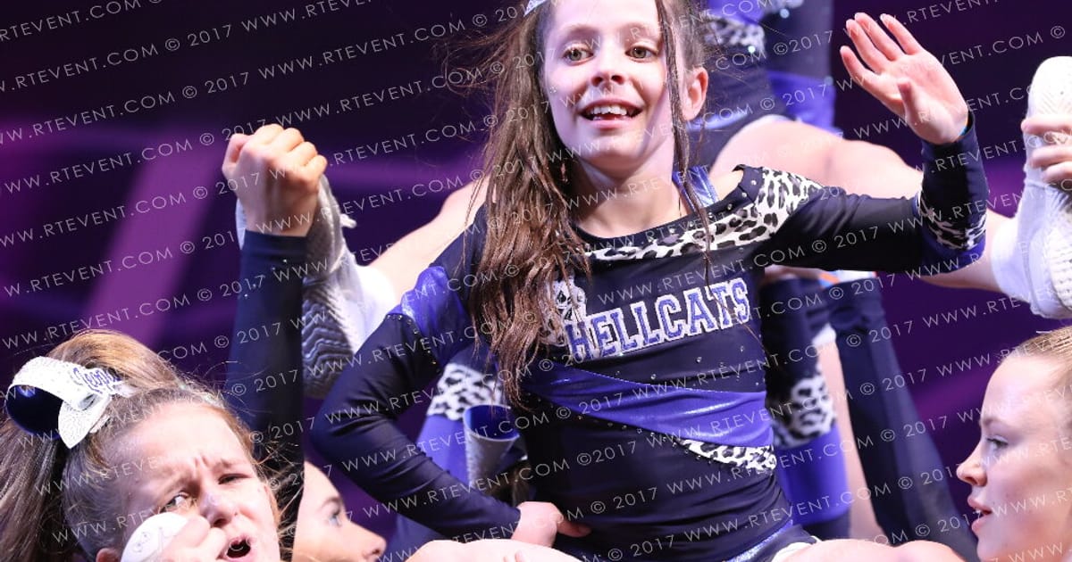 Hellcats Cheerleaders Panthers · FC Internationals