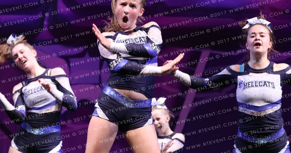 Hellcats Cheerleaders Snow Leopards · FC Internationals