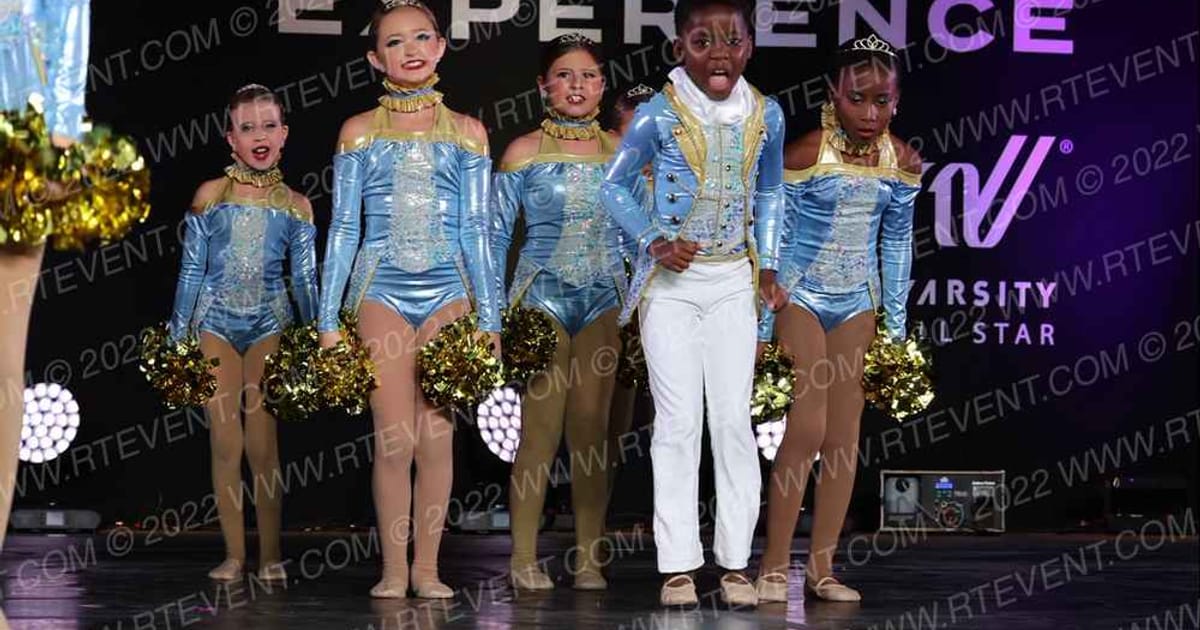 Star Performance Centre Mini Large Pom · THE GOOVE WSF