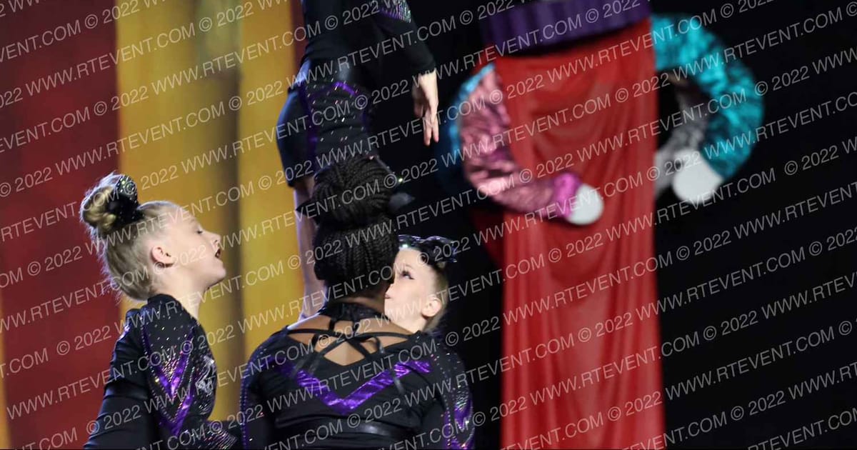 MGA Cheer Extreme Zero Gravity · Battle under the Big Top