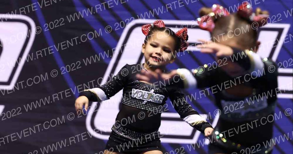 VOLTAGE XTREME CHEER COVER GIRLS · ARENA Holiday Showcase