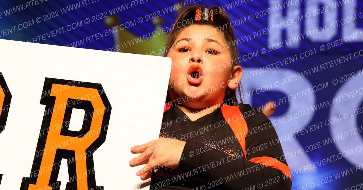La Puente Warriors Cheer Jr. Peewees Sideline · WCC Hollywood Crown