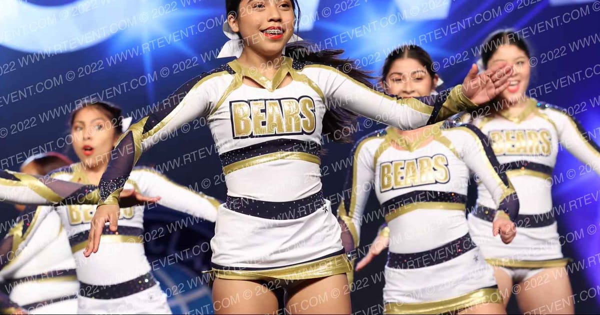 Warren High School Warren Cheer 22-23 · Vegas Crown