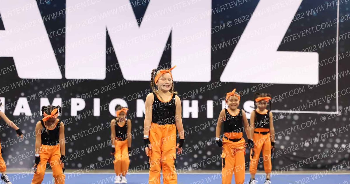 FIREBAUGH FALCON CHEER MIGHTY MITES  6U NA · Royal Valley