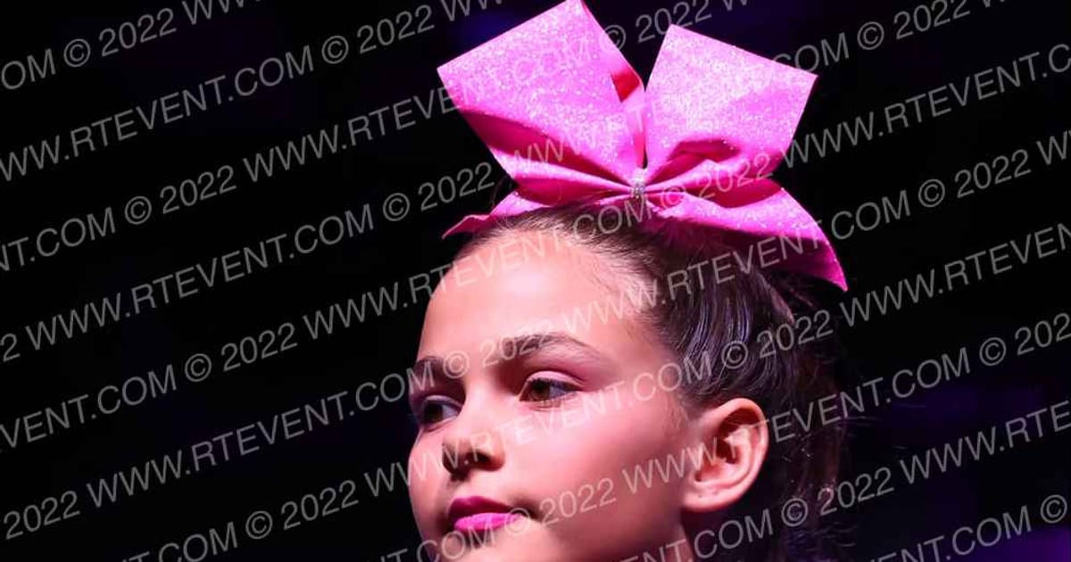 Extreme Spirit Allstarz Lady Pink · Holiday Spectacular