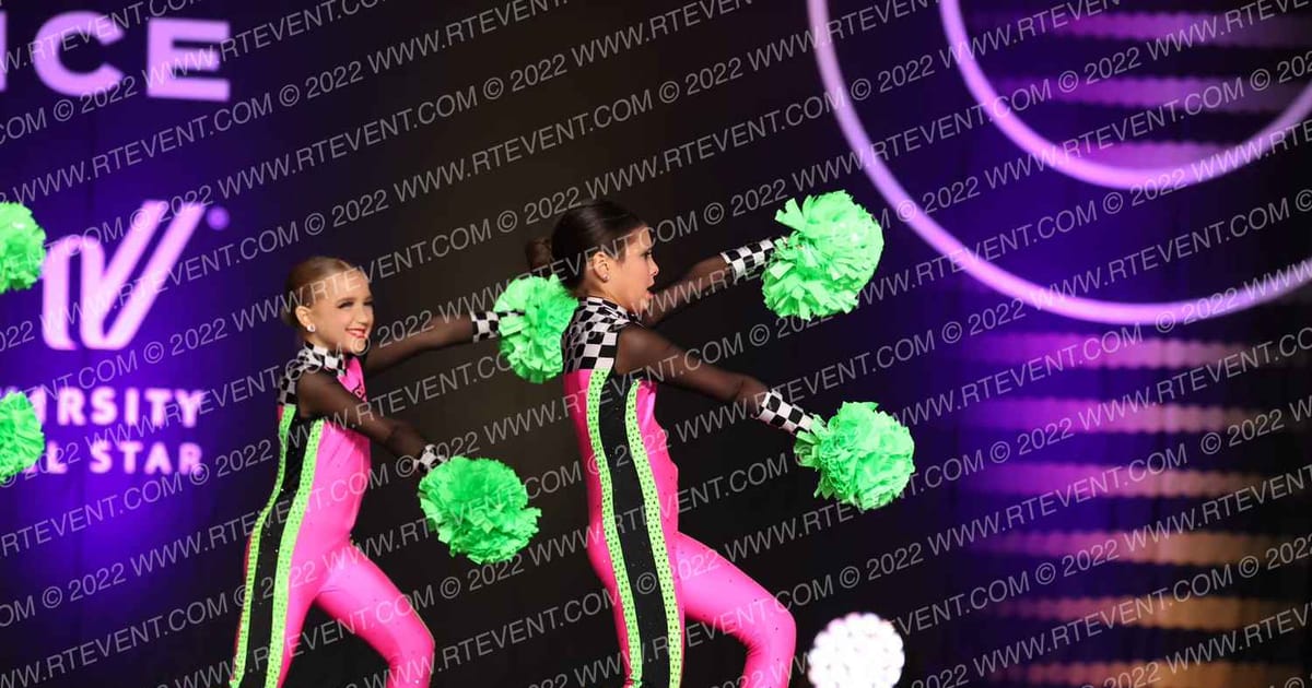 Dance Dynamics Mini Elite Large Pom · Encore Groove