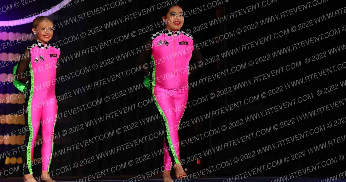 Dance Dynamics Mini Elite Large Pom · Encore Groove