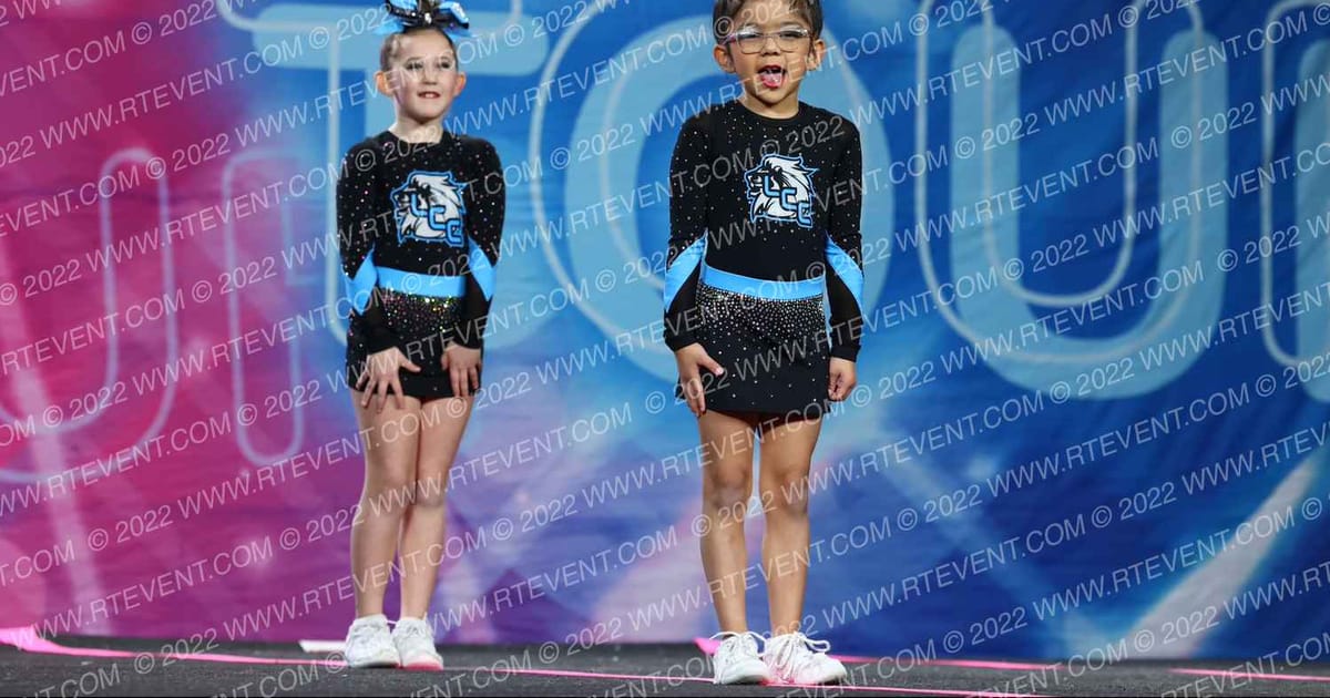 Lions Cheer Company Cubs · Glow Tour Chicago