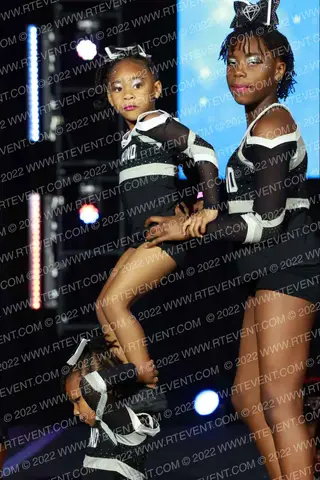 Diamond Xtreme Allstars LLC Pink Floyd
