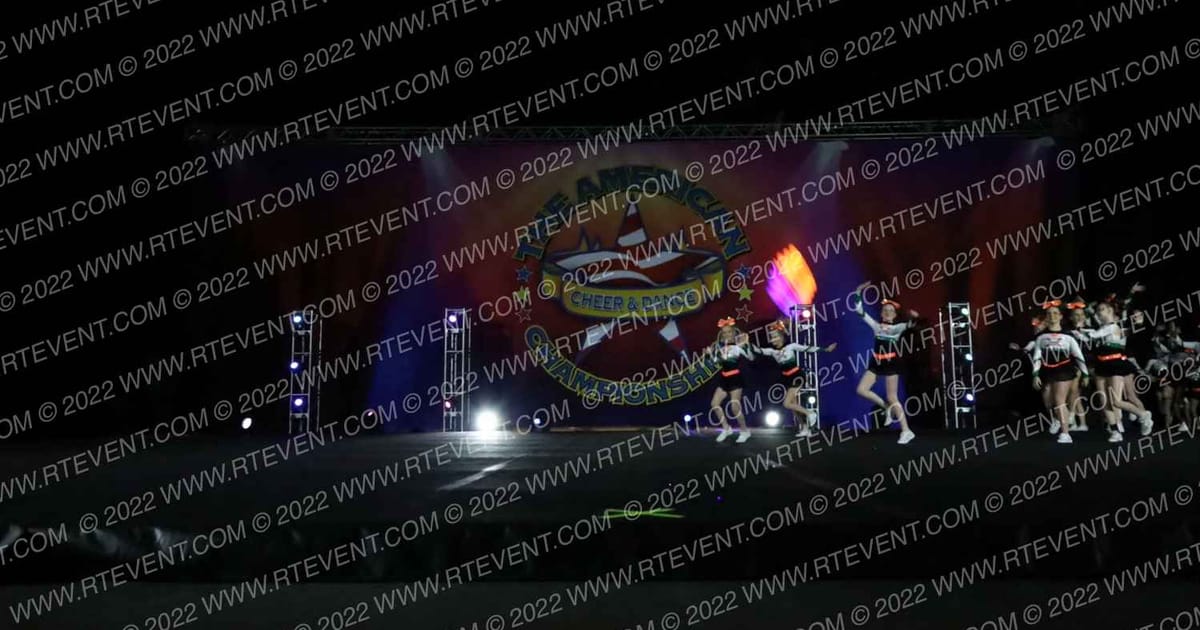 Iowa Elite Cheer - Des Moines Undertakers · The American Heartland